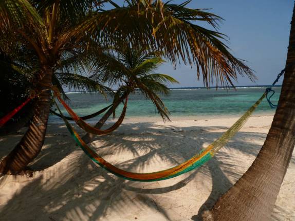 Redes convidam ao ócio criativo em ilhota na grande barreira de corais de Belize